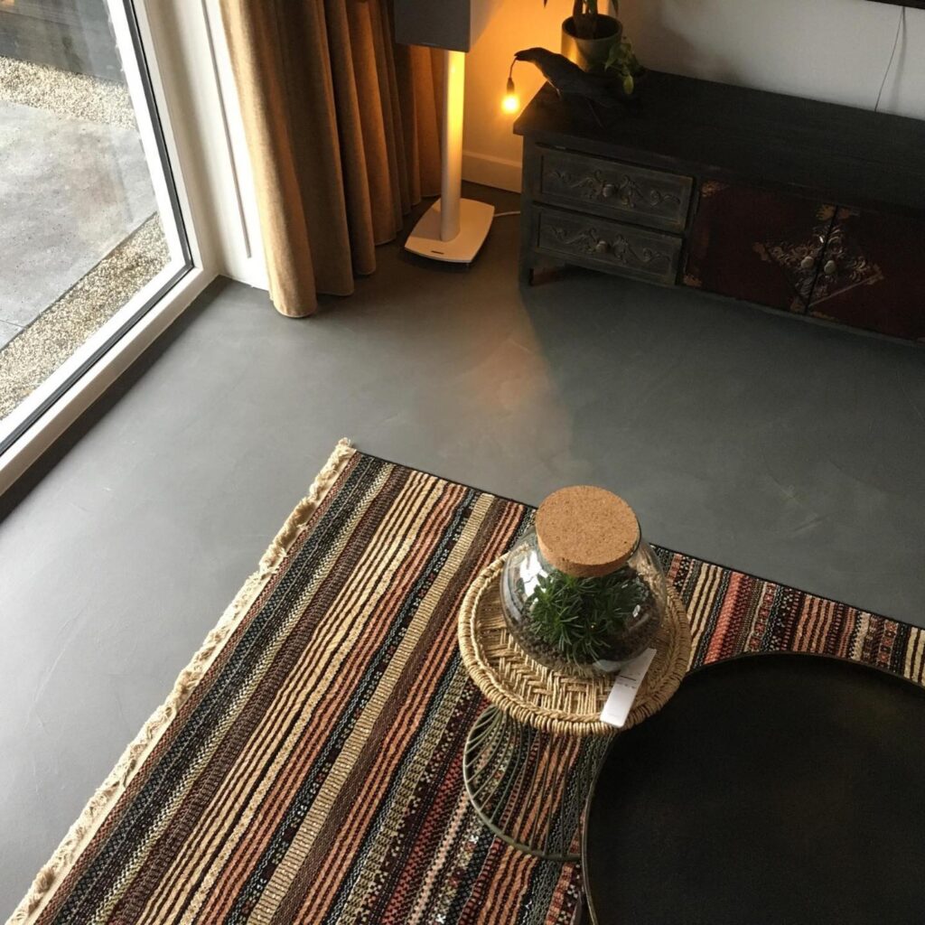 Gietvloer met vloerverwarming voor woning in Volendam